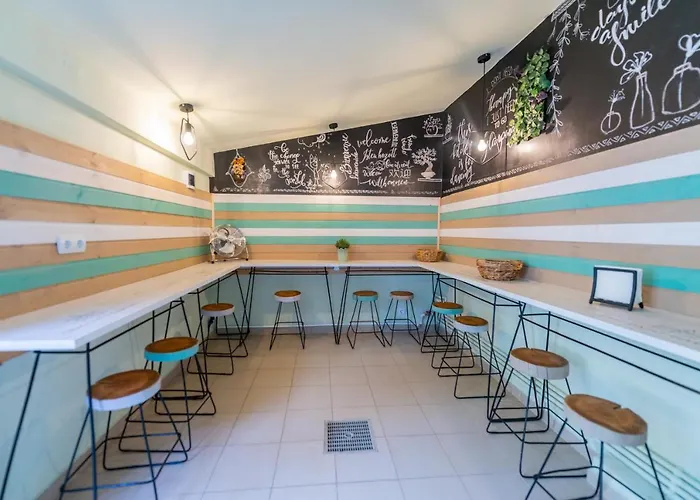 Glamping Dragonfly Gardens - The Wagons