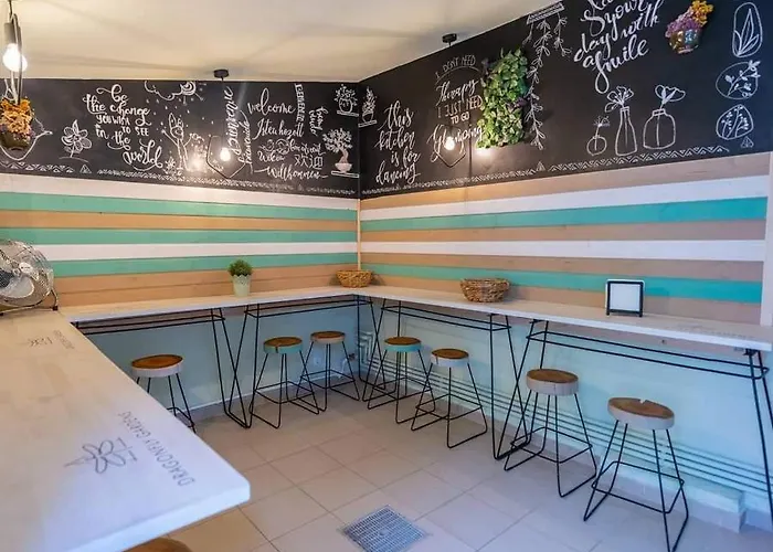 Glamping Dragonfly Gardens - The Wagons