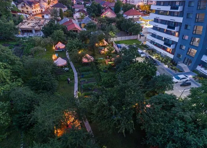 Glamping Dragonfly Gardens - The Wagons