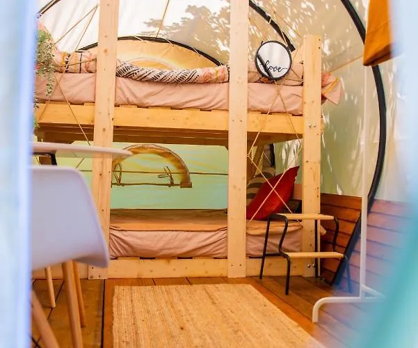 Glamping Dragonfly Gardens - The Wagons