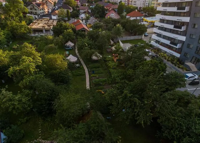 Glamping Dragonfly Gardens - The Wagons