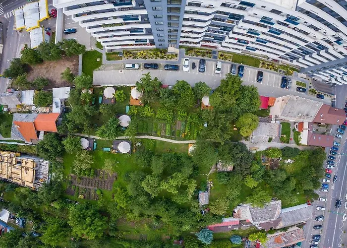 Glamping Dragonfly Gardens - The Wagons *