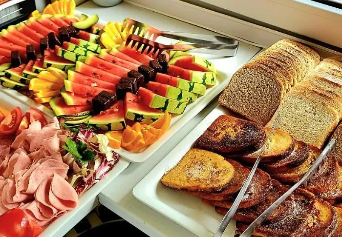 Glamping Dragonfly Gardens - The Wagons